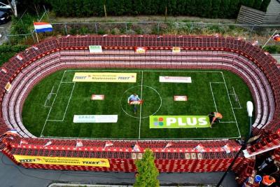 stadion van 3.500 volle bierkratten